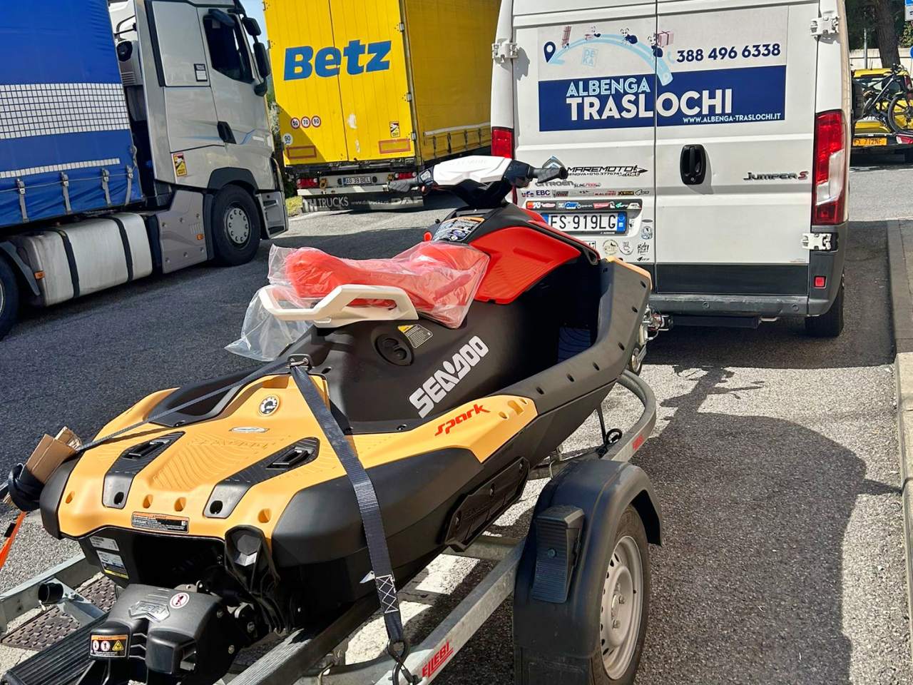 Albenga traslochi moto d'acqua